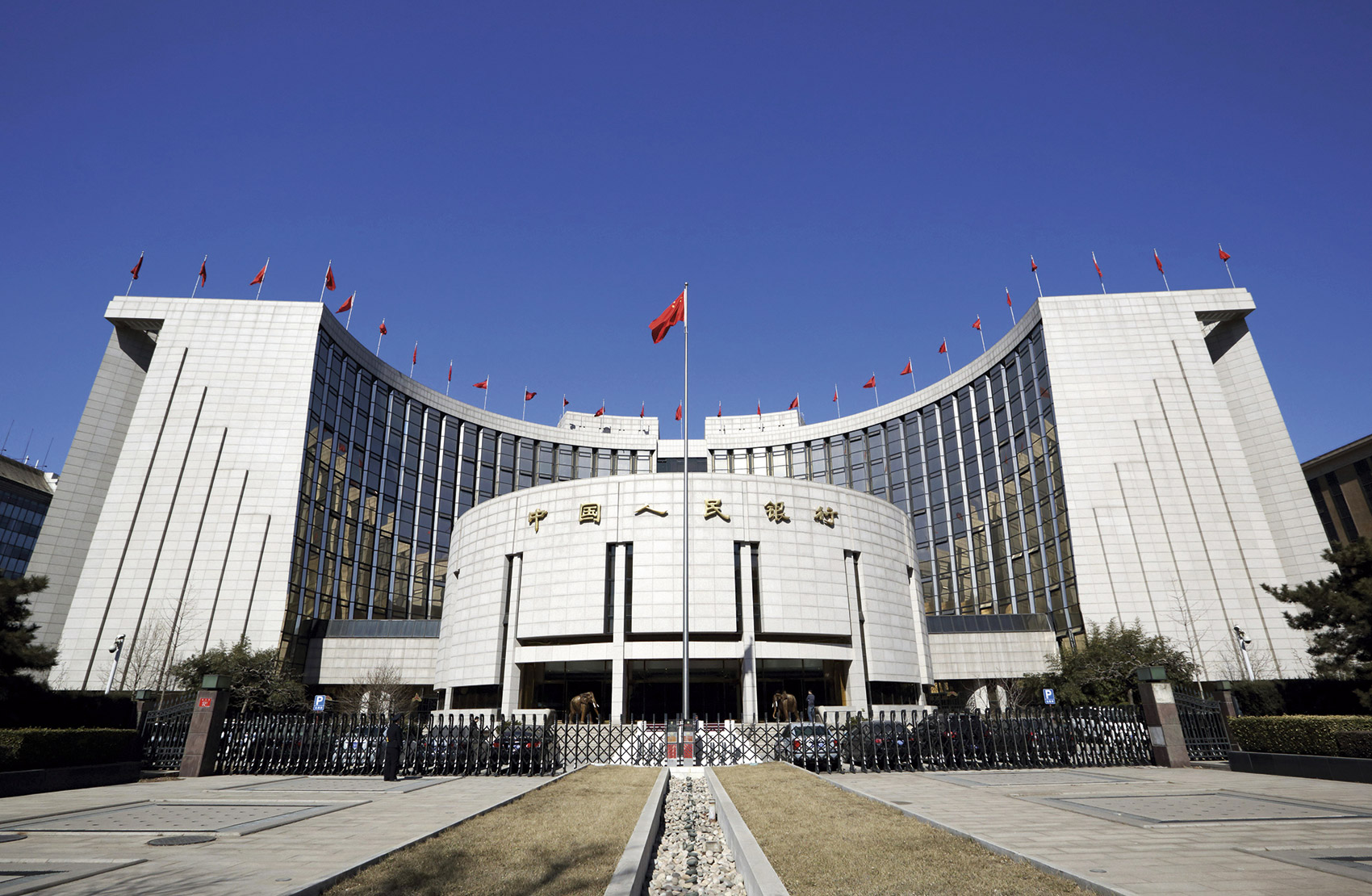 外媒:印度劫匪冒充央行官员拦截运钞车劫走7000万卢比已有3名嫌犯被捕